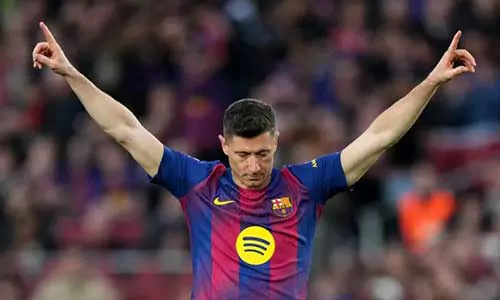 ليفاندوفسكي يكشف عن موعد حسمه لمستقبله مع برشلونة بينما يدعو لابورتا المهاجم للبقاء